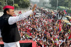 अखिलेश यादव पहुंचे गोरखपुर, समाजवादी विजय यात्रा में उमड़ा जन सैलाब गोरखपुर के सातों विधानसभा क्षेत्र में रोड शो कर रहे है. वह सभी जगह पर जनसभा को भी संबोधित भी करेंगे. उनकी पहली सभा हाटा विधानसभा सीट के झांगा बाजार में होगी. अखिलेश यादव पहुंचे गोरखपुर, समाजवादी विजय यात्रा में उमड़ा जन सैलाब गोरखपुर के सातों विधानसभा क्षेत्र में रोड शो कर रहे है. वह सभी जगह पर जनसभा को भी संबोधित भी करेंगे. उनकी पहली सभा हाटा विधानसभा सीट के झांगा बाजार में होगी.