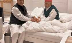 लखनऊ: शिवपाल सिंह यादव ने मुलायम सिंह यादव से की मुलाकात, जन्मदिन की दी बधाई लखनऊ: शिवपाल सिंह यादव ने मुलायम सिंह यादव से की मुलाकात, जन्मदिन की दी बधाई