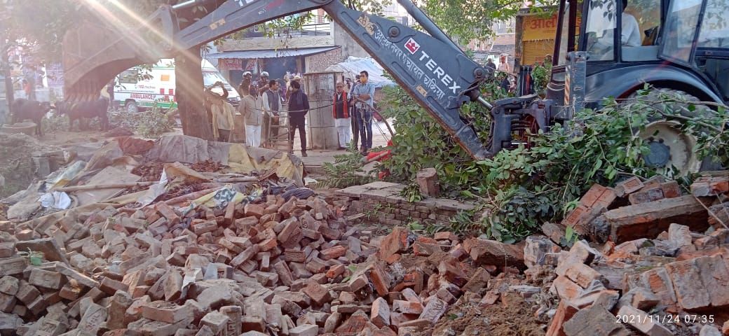 एसडीएम ने डेढ़ करोड़ की सार्वजनिक जमीन से अतिक्रणकारियों को किया बेदखल, ढहाया अवैध कब्जा एसडीएम ने डेढ़ करोड़ की सार्वजनिक जमीन से अतिक्रणकारियों को किया बेदखल, ढहाया अवैध कब्जा