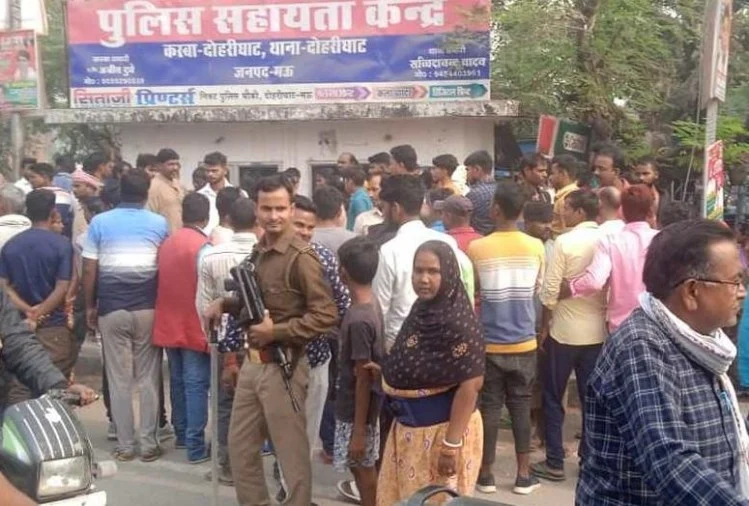 खुले नाले में गिरने से मासूम की मौत, परिजनों ने किया रोड जाम खुले नाले में गिरने से मासूम की मौत, परिजनों ने किया रोड जाम