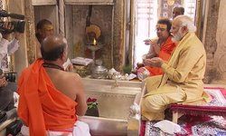 प्रधानमंत्री नरेंद्र मोदी ललिता घाट से जल लेकर काशी विश्वनाथ धाम पहुंच गए हैं. यहां पुरोहित उन्हें लेकर अनुष्ठान करा रहे हैं. इससे पहले काशी विश्वनाथ धाम पहुंचने के बाद वैदिक ऋचाओं के उच्चारण से पूरा परिसर दिव्य हो गया. काशी विश्वनाथ परिसर में पुरोहित पूरे विधि-विधान से पीएम मोदी से अनुष्ठान करवा रहे हैं. प्रधानमंत्री नरेंद्र मोदी ललिता घाट से जल लेकर काशी विश्वनाथ धाम पहुंच गए हैं. यहां पुरोहित उन्हें लेकर अनुष्ठान करा रहे हैं. इससे पहले काशी विश्वनाथ धाम पहुंचने के बाद वैदिक ऋचाओं के उच्चारण से पूरा परिसर दिव्य हो गया. काशी विश्वनाथ परिसर में पुरोहित पूरे विधि-विधान से पीएम मोदी से अनुष्ठान करवा रहे हैं.