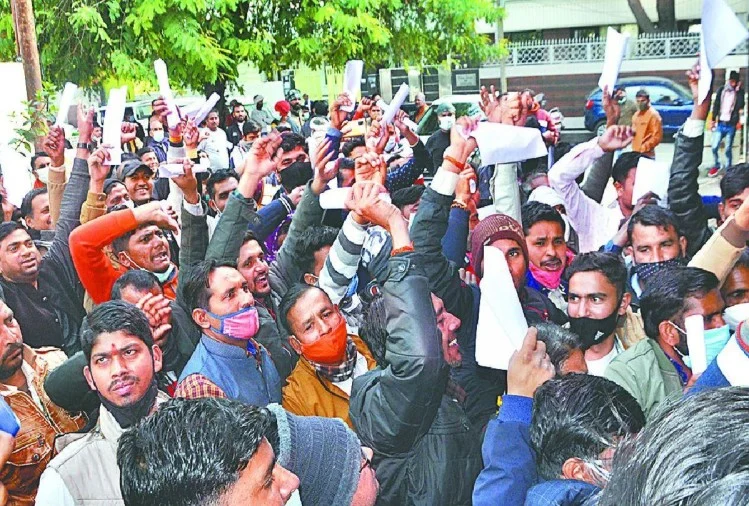आगरा: एत्मादपुर भाजपा में बगावत, 150 बूथ अध्यक्षों ने दिए इस्तीफे, कार्यालय के बाहर किया हंगामा आगरा: एत्मादपुर भाजपा में बगावत, 150 बूथ अध्यक्षों ने दिए इस्तीफे, कार्यालय के बाहर किया हंगामा