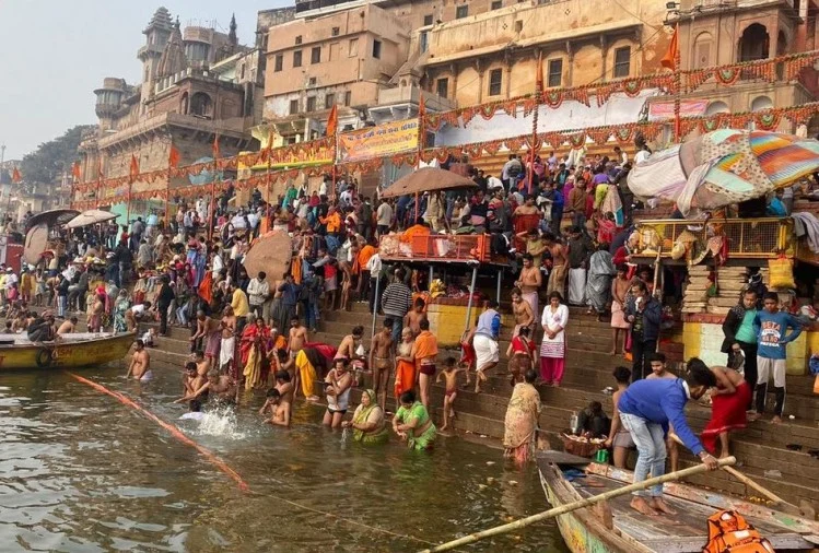 वाराणसी के गंगा घाटों पर जुटी श्रद्धालुओं की भीड़, कोरोना के बीच लगाई आस्था की डुबकी