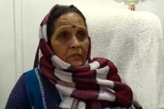 गैंगस्टर अमर दुबे की पत्नी खुशी दुबे की मां को सपा ने गोविंद नगर सीट से दिया चुनाव लड़ने का ऑफर