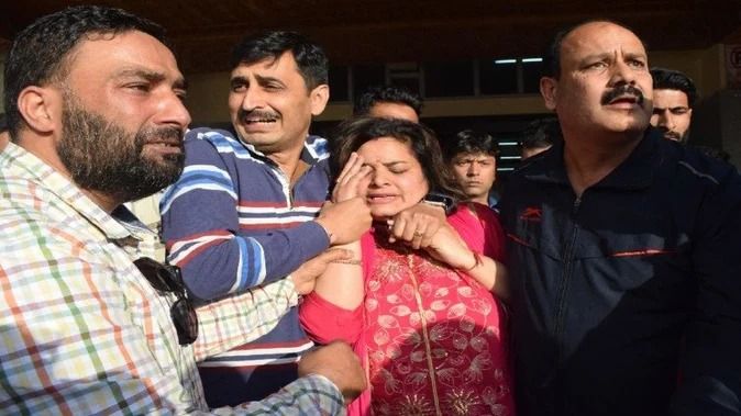 कश्मीरी पंडित राहुल भट की हत्या की जांच के लिए एसआईटी गठित, थम नहीं रहा लोगों का आक्रोश कश्मीरी पंडित राहुल भट की हत्या की जांच के लिए एसआईटी गठित, थम नहीं रहा लोगों का आक्रोश