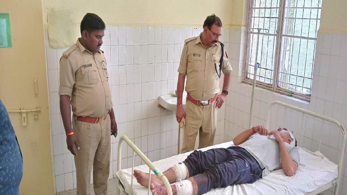 बांदा में बिकरू जैसा कांड, पुलिस टीम पर पथराव, लाठियों से पीट कर गांव में दौड़ाया बांदा में बिकरू जैसा कांड, पुलिस टीम पर पथराव, लाठियों से पीट कर गांव में दौड़ाया