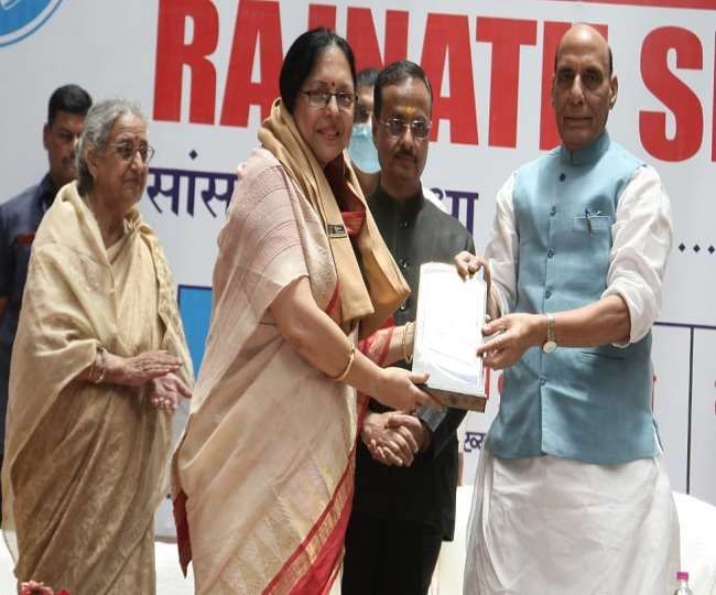 नमस्ते लखनऊ विद राजनाथ सिंह कार्यक्रम में पद्मश्री से सम्मानित साहित्यकार विद्या बिन्दु सिंह ने लखनऊ का नाम बदलने का अनुरोध किया नमस्ते लखनऊ विद राजनाथ सिंह कार्यक्रम में पद्मश्री से सम्मानित साहित्यकार विद्या बिन्दु सिंह ने लखनऊ का नाम बदलने का अनुरोध किया