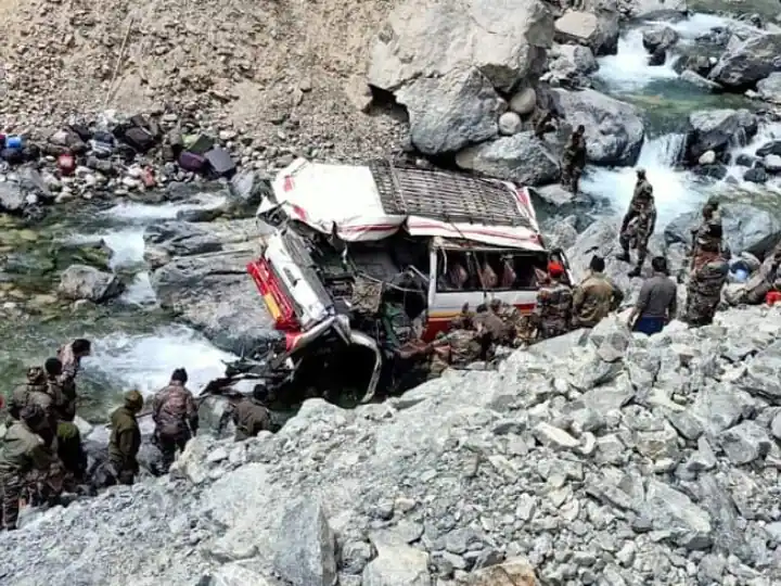 लद्दाख के तुरतुक में सेना की गाड़ी श्योक नदी में गिरी, 7 सैनिकों की मौत लद्दाख के तुरतुक में सेना की गाड़ी श्योक नदी में गिरी, 7 सैनिकों की मौत