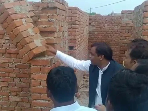 सपा विधायक के छूते ही भरभरा कर गिरी इंजीनियरिंग कॉलेज की नई दीवार सपा विधायक के छूते ही भरभरा कर गिरी इंजीनियरिंग कॉलेज की नई दीवार