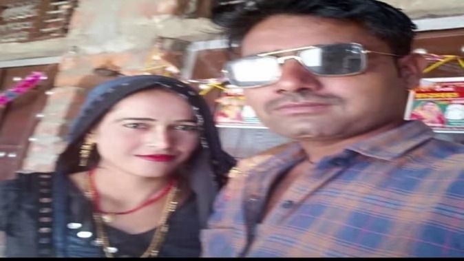 शिकोहाबाद-फंदे पर लटकी मिलीं पति-पत्नी की लाशें, बिलख रही थीं तीन बच्चियां शिकोहाबाद-फंदे पर लटकी मिलीं पति-पत्नी की लाशें, बिलख रही थीं तीन बच्चियां