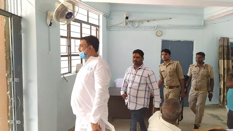 गोरखपुर -बाहुबली व पूर्व विधायक राजन तिवारी बिहार के रक्सौल से गिरफ्तार गोरखपुर -बाहुबली व पूर्व विधायक राजन तिवारी बिहार के रक्सौल से गिरफ्तार