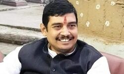 गाजीपुर में बीएसपी सांसद अतुल राय पर बड़ी कार्रवाई। पुलिस ने अतुल राय की 58 लाख रुपये की सम्पत्ति की कुर्क। पैतृक गांव वीरपुर में हुई कुर्की। अतुल राय की 7 जमीनों को वाराणसी पुलिस ने किया कुर्क। गाजीपुर में बीएसपी सांसद अतुल राय पर बड़ी कार्रवाई। पुलिस ने अतुल राय की 58 लाख रुपये की सम्पत्ति की कुर्क। पैतृक गांव वीरपुर में हुई कुर्की। अतुल राय की 7 जमीनों को वाराणसी पुलिस ने किया कुर्क।