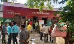 मुलायम सिंह यादव के गढ़ में सपा का दफ्तर कराया गया खाली, समाजवादी पार्टी के वर्षों पुराने कार्यालय पर प्रशासन ने शिकंजा कसते हुए कार्यालय को खाली करा दिया. सपा का नगर कार्यालय जिस जगह पर बना था वो जगह जिला पंचायत की ओर से आवंटित की गई थी. मुलायम सिंह यादव के गढ़ में सपा का दफ्तर कराया गया खाली, समाजवादी पार्टी के वर्षों पुराने कार्यालय पर प्रशासन ने शिकंजा कसते हुए कार्यालय को खाली करा दिया. सपा का नगर कार्यालय जिस जगह पर बना था वो जगह जिला पंचायत की ओर से आवंटित की गई थी.