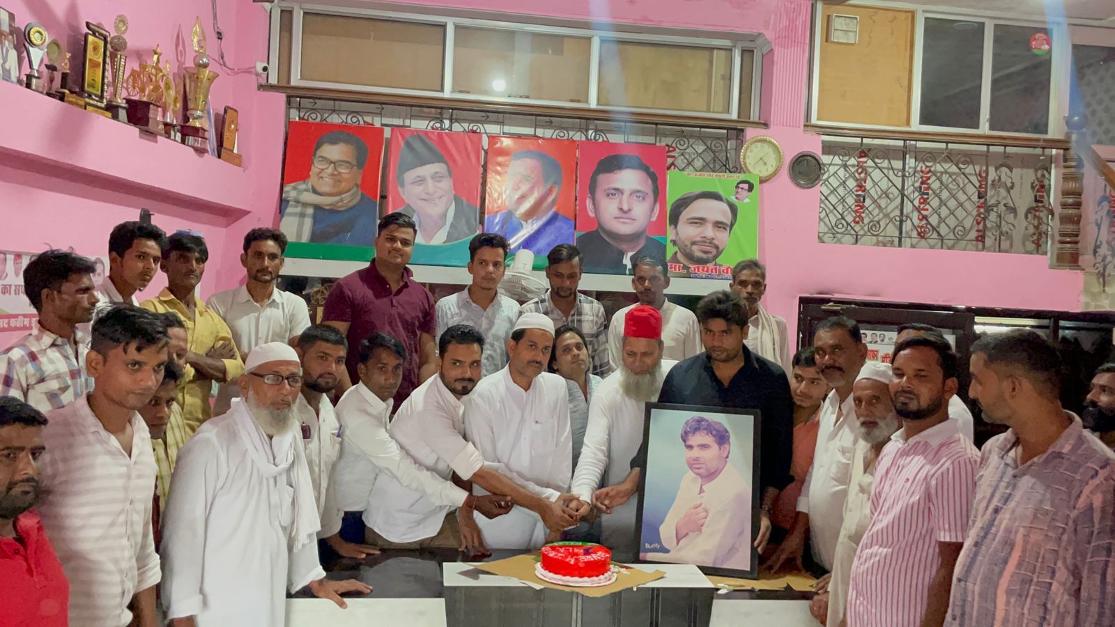 सपाइयों ने धूमधाम से मनाया विधायक फहीम का 42 वां जन्मदिन सपाइयों ने धूमधाम से मनाया विधायक फहीम का 42 वां जन्मदिन