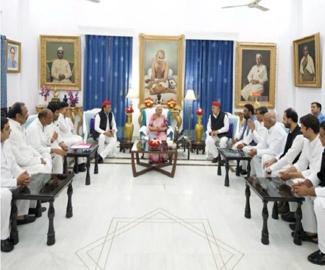 राज्यपाल आनंदीबेन पटेल से मिले अखिलेश यादव, बोले- आजम खां के खिलाफ दर्ज हो रहे हैं झूठे मुकदमे राज्यपाल आनंदीबेन पटेल से मिले अखिलेश यादव, बोले- आजम खां के खिलाफ दर्ज हो रहे हैं झूठे मुकदमे