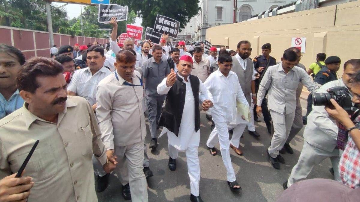 विधानसभा से समाजवादी पार्टी का वॉक आउट, अखिलेश यादव के साथ सड़क पर विधायक विधानसभा से समाजवादी पार्टी का वॉक आउट, अखिलेश यादव के साथ सड़क पर विधायक