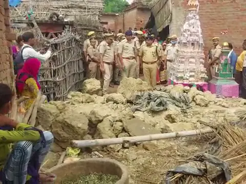 लखीमपुर खीरी में बारिश से ढही कच्ची दीवार, 5 बच्चे दबे, 2 की मौत