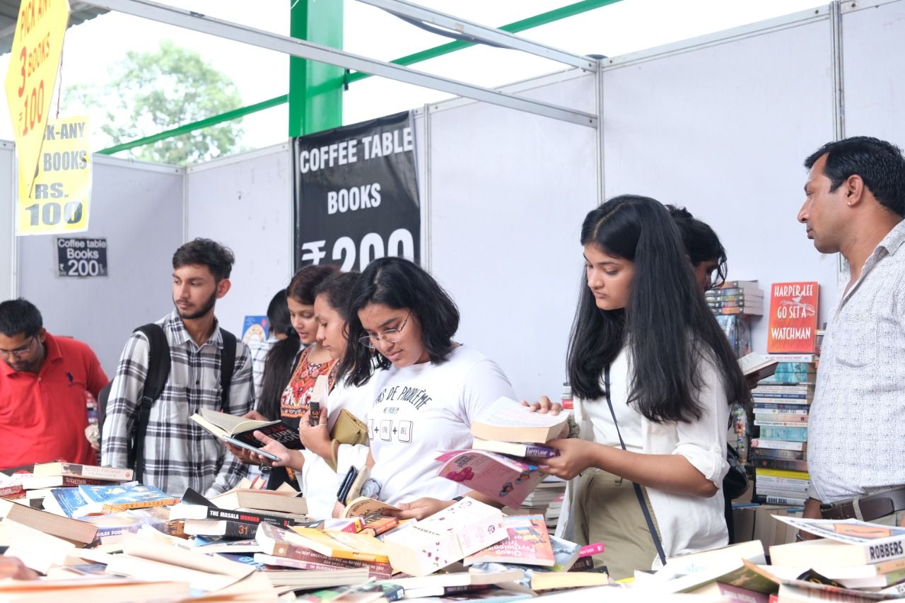 बलरामपुर गार्डन में 19वां राष्ट्रीय पुस्तक मेला, युवाओं के लिए परीक्षा लक्ष्य भेदने में मददगार बना बुक फेयर