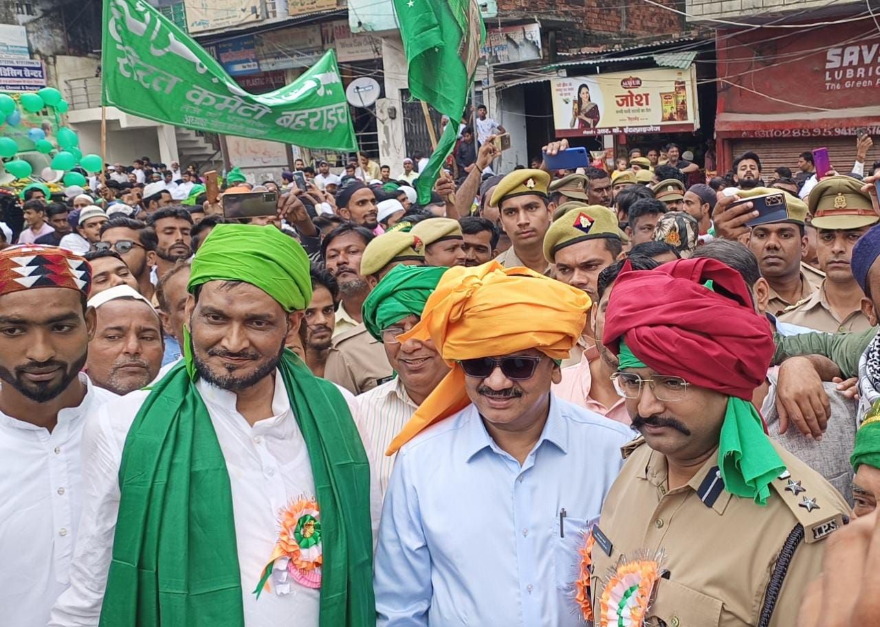 शान-ए-शौकत से निकाला हजरत मोहम्मद साहब का जुलूस:बहराइच में बारावफात पर देश में अमन चैन की दुआ मांगी शान-ए-शौकत से निकाला हजरत मोहम्मद साहब का जुलूस:बहराइच में बारावफात पर देश में अमन चैन की दुआ मांगी