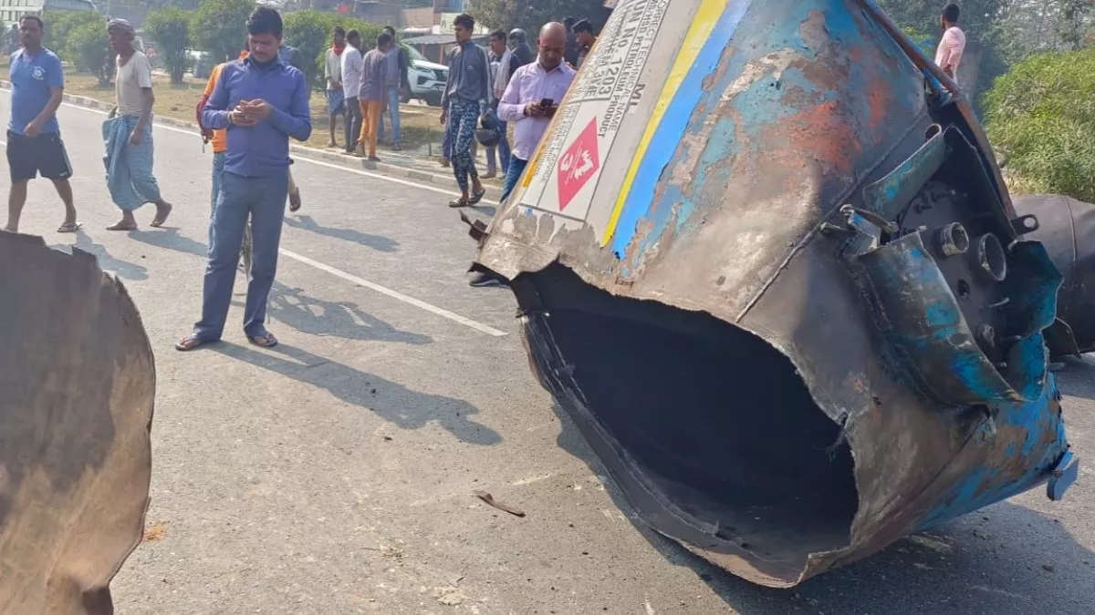 बिहार के वैशाली में आयल टैंकर ब्लास्ट, फुटबाल की तरह हवा में उछल गए लोग, तीन लोगों की मौत बिहार के वैशाली में आयल टैंकर ब्लास्ट, फुटबाल की तरह हवा में उछल गए लोग, तीन लोगों की मौत