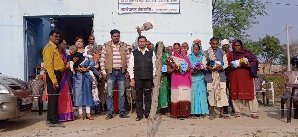 राजापुर माफी वृद्ध आश्रम में महिला व पुरुषों को वितरित किया गया फल व गरम कंबल
