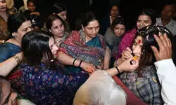 मैनपुरी उपचुनाव में डिंपल यादव ने एतिहासिक जीत के बाद सपा कुनबे में जश्न का माहौल है. इस मौके पर परिवार के तमाम सदस्यों ने अपनी प्रतिक्रिया दी है और डिंपल को जीत की बधाई दी. मैनपुरी उपचुनाव में डिंपल यादव ने एतिहासिक जीत के बाद सपा कुनबे में जश्न का माहौल है. इस मौके पर परिवार के तमाम सदस्यों ने अपनी प्रतिक्रिया दी है और डिंपल को जीत की बधाई दी.