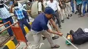 नौकरी का था वादा, चला रहे हैं लाठी नौकरी का था वादा, चला रहे हैं लाठी