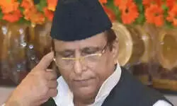 समाजवादी पार्टी के नेता आजम खां को सुप्रीम कोर्ट से झटका लगा है। सपा नेता ने एक याचिका दायर कर सर्वोच्च न्यायालय से अपील की थी कि उनके खिलाफ यूपी में दर्ज कुछ केसों को दूसरे राज्यों में ट्रांसफर कर दिया जाए। कोर्ट ने उनकी इस मांग को नकारते हुए मांग खारिज कर दिया