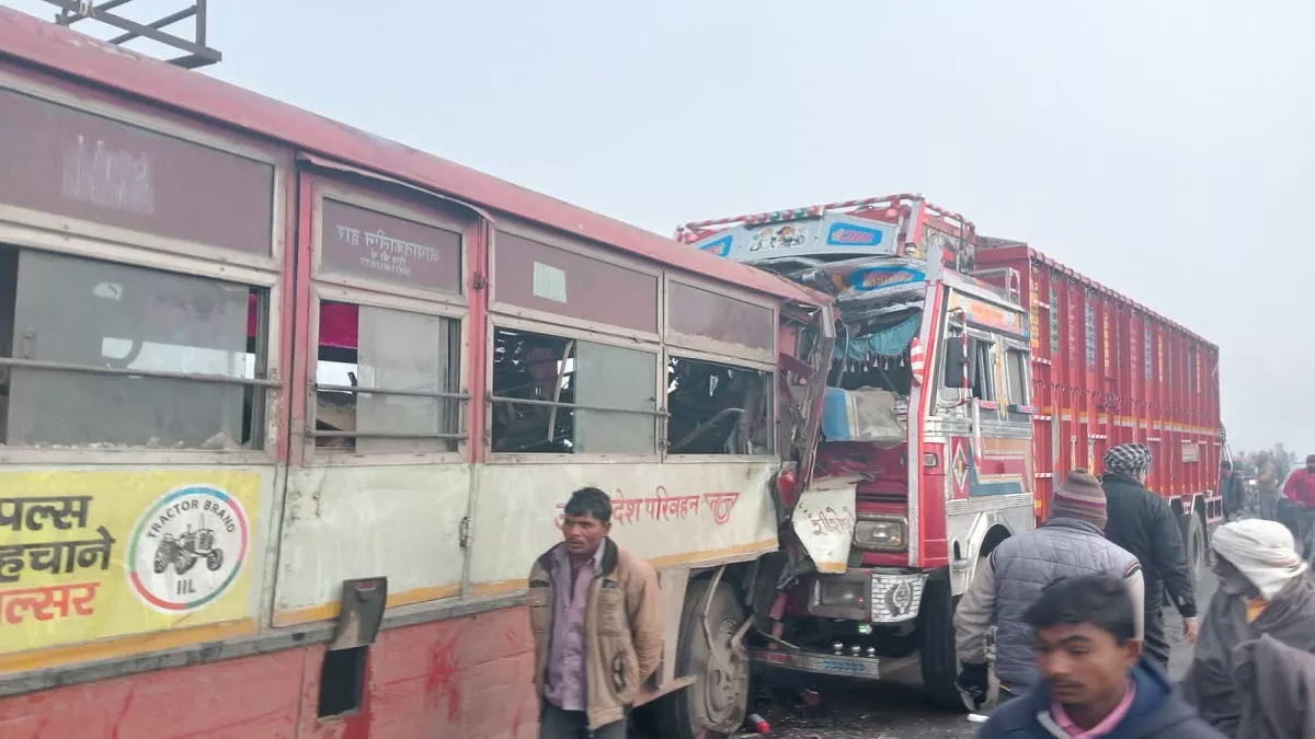 शाहजहांपुर में मथुरा से आ रही रोडवेज बस में ट्रक ने मारी टक्कर, 18 यात्री घायल