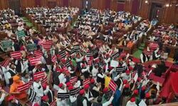 विधानसभा में राज्यपाल के अभिभाषण के बीच सपा विधायकों ने वेल के नज़दीक जाकर किया विरोध प्रदर्शन। पार्टी मुखिया अखिलेश यादव हाथ में जातिगत जनगणना से जुड़ी तख्ती लेकर राज्यपाल के अभिभाषण का विरोध कर रहे हैं।