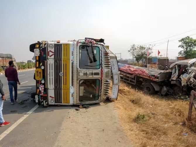 दिल्ली में सो रहे मजदूरों पर पलटा एमसीडी का बेकाबू ट्रक, चार लोगों की मौत