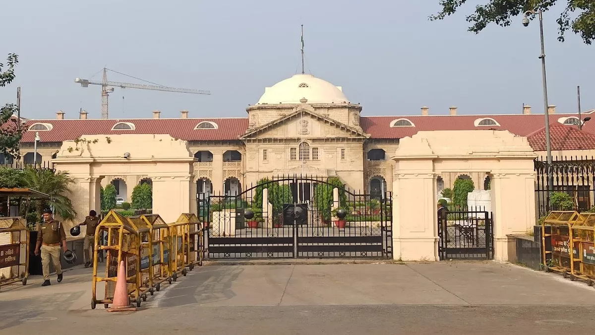 निकाय चुनाव के लिए बनी ओबीसी आयोग की रिपोर्ट को आज हाइकोर्ट की पीठ के सामने प्रस्तुत किया गया। हाइकोर्ट ने ओबीसी आयोग की रिपोर्ट को चार दिन में वेबसाइट पर अपलोड करने का आदेश देते हुए  दाखिल याचिका को निस्तारित कर दिया।