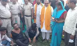 महिला की चेन छीन रहे लुटेरों से भिड़े BJP सांसद, बीच सड़क पर तानी पिस्टल, फिर भी 10 KM पीछाकर दबोचा महिला की चेन छीन रहे लुटेरों से भिड़े BJP सांसद, बीच सड़क पर तानी पिस्टल, फिर भी 10 KM पीछाकर दबोचा