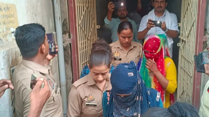जौनपुर के होटल में पुलिस का छापा: 6 युवतियां, एक युवक और मैनेजर हिरासत में, आपत्तिजनक सामान भी बरामद जौनपुर के होटल में पुलिस का छापा: 6 युवतियां, एक युवक और मैनेजर हिरासत में, आपत्तिजनक सामान भी बरामद