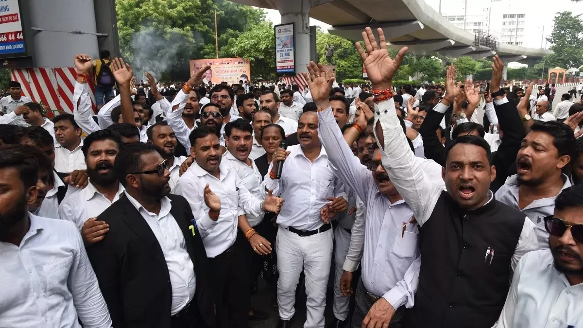 हापुड़ में वकीलों पर लाठीचार्ज के विरोध में कई मांगों को लेकर लखनऊ के अधिवक्ताओं की हड़ताल जारी हापुड़ में वकीलों पर लाठीचार्ज के विरोध में कई मांगों को लेकर लखनऊ के अधिवक्ताओं की हड़ताल जारी