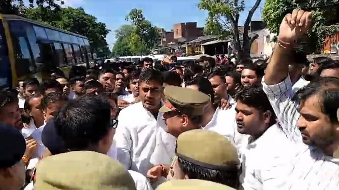 मेरठ: मिहिर भोज जयंती पर निकाली यात्रा, विधायक अतुल प्रधान की पुलिस से नोकझोंक मेरठ: मिहिर भोज जयंती पर निकाली यात्रा, विधायक अतुल प्रधान की पुलिस से नोकझोंक