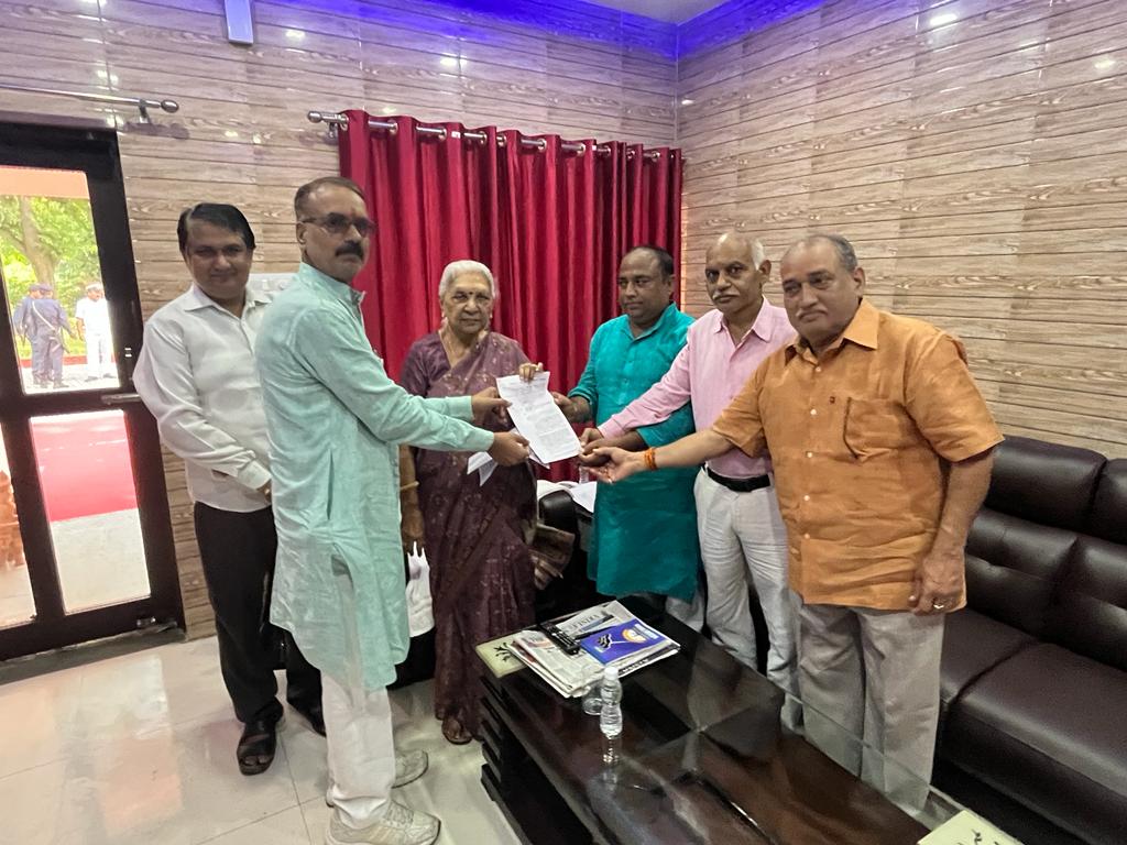 कुलाधिपति को ज्ञापन सौंप मांगा राज्य कर्मचारियों से समानता कुलाधिपति को ज्ञापन सौंप मांगा राज्य कर्मचारियों से समानता