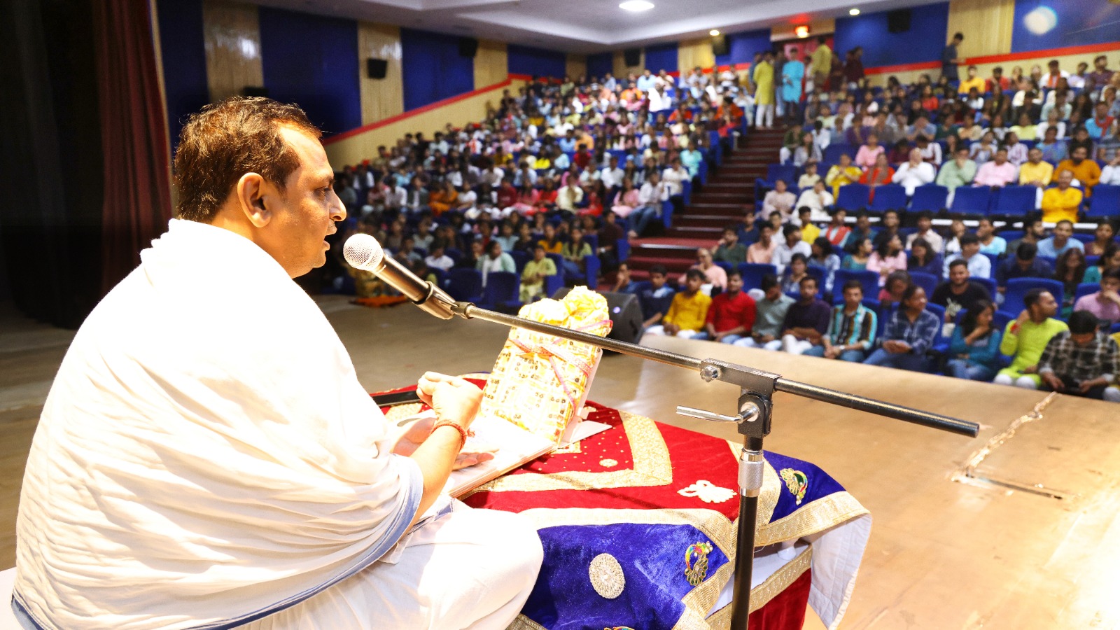 सम्यक् दर्शन, ज्ञान और चारित्र से ही मानव निर्माण सम्यक् दर्शन, ज्ञान और चारित्र से ही मानव निर्माण