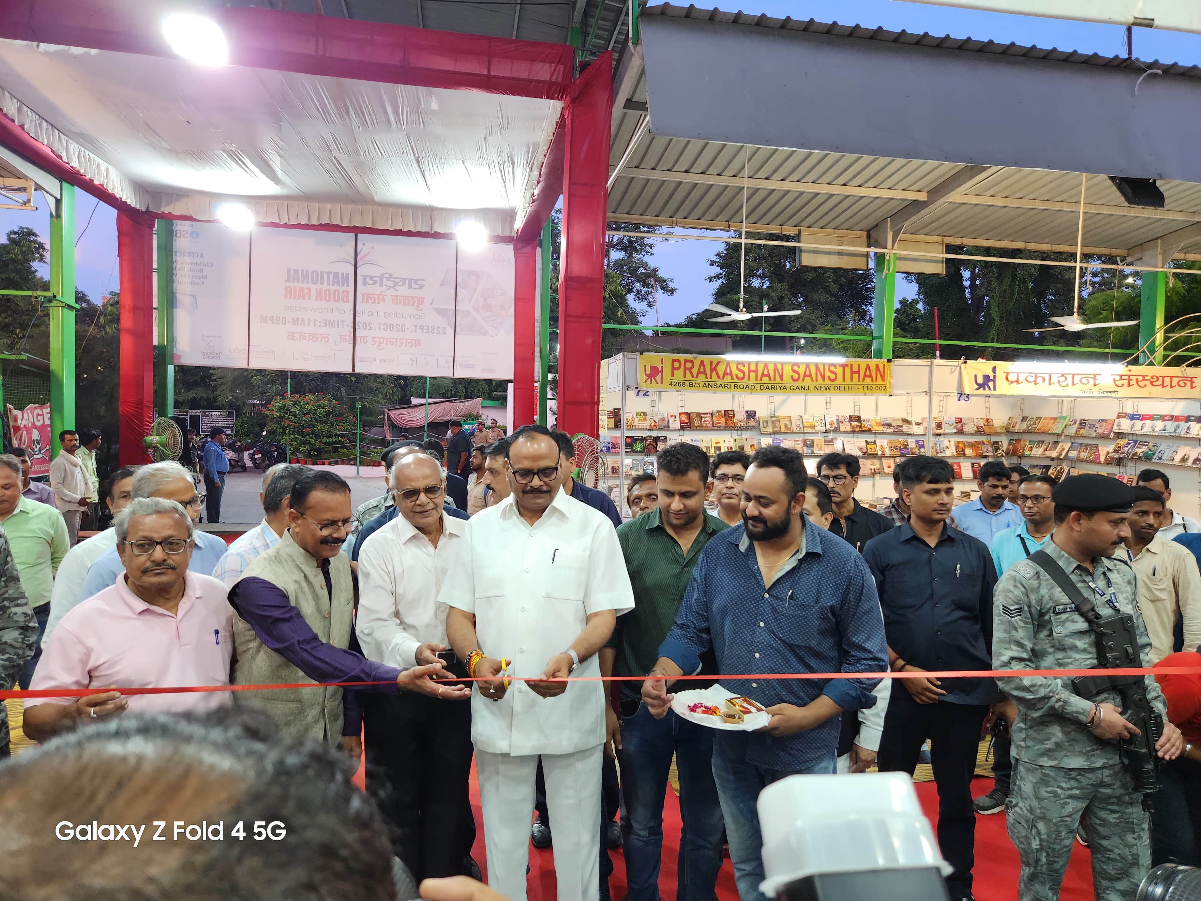 पुस्तकों से मिली एकाग्रता देती है लक्ष्य साधने की प्रेरणा : ब्रजेश पाठक पुस्तकों से मिली एकाग्रता देती है लक्ष्य साधने की प्रेरणा : ब्रजेश पाठक