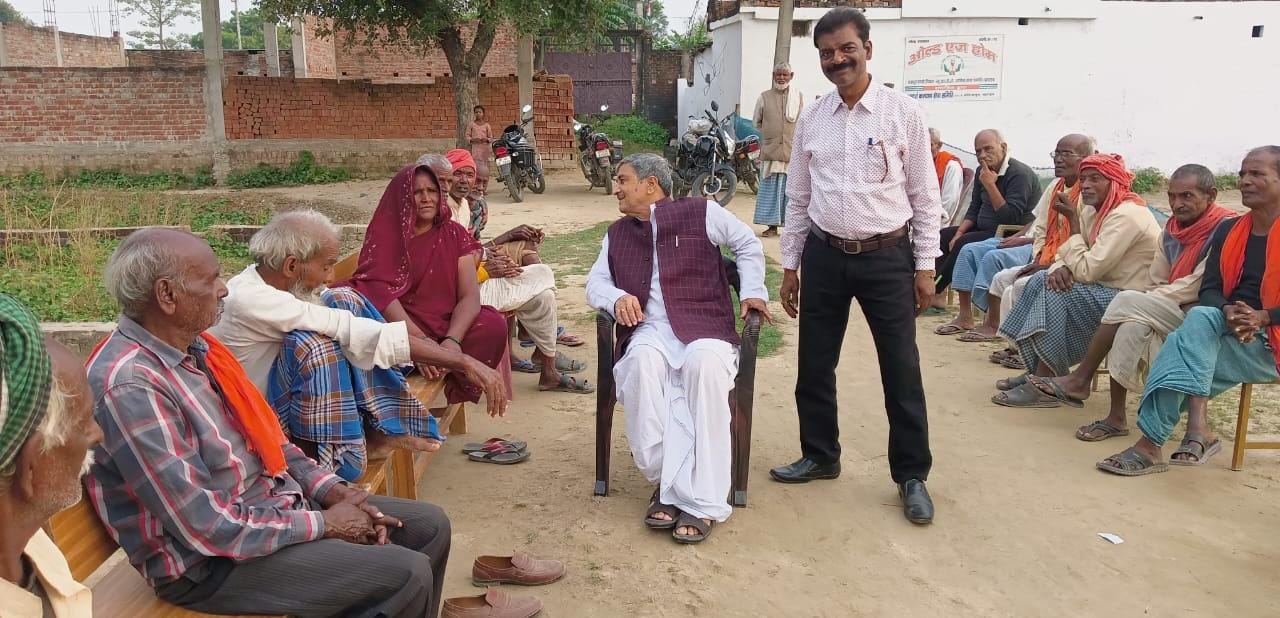 पूर्व मंत्री मुकुट विहारी ने वृद्धजनों से की मुलाकात पूर्व मंत्री मुकुट विहारी ने वृद्धजनों से की मुलाकात