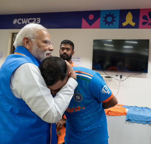 टीम इंडिया के ड्रेसिंग रूम में पहुंचे PM मोदी शमी को गले लगाया, जडेजा से हाथ मिलाया टीम इंडिया के ड्रेसिंग रूम में पहुंचे PM मोदी शमी को गले लगाया, जडेजा से हाथ मिलाया