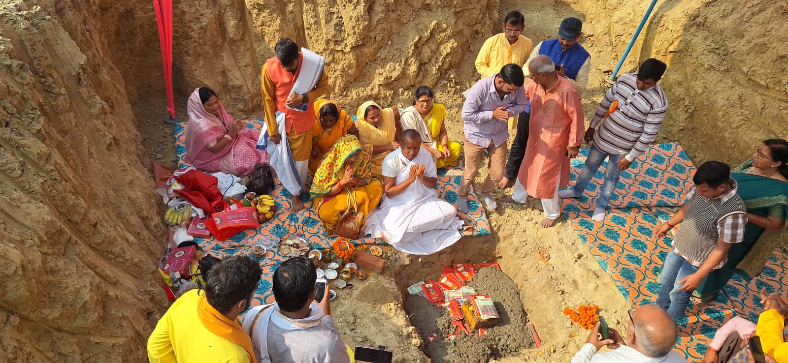 हर्षोल्लास में हुआ श्रीलक्ष्मण उर्मिला मंदिर के मूल गर्भगृह का शिलान्यास अनुष्ठान हर्षोल्लास में हुआ श्रीलक्ष्मण उर्मिला मंदिर के मूल गर्भगृह का शिलान्यास अनुष्ठान