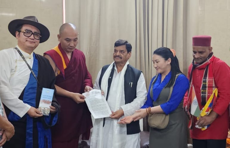 शिवपाल यादव से मिले तिब्बती सांसद, शिवपाल बोले- तिब्बत की आजादी जरूरी शिवपाल यादव से मिले तिब्बती सांसद, शिवपाल बोले- तिब्बत की आजादी जरूरी