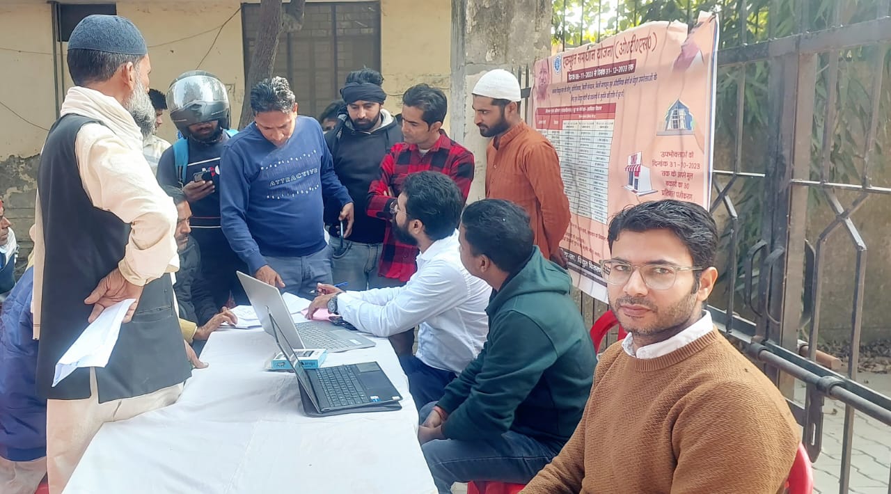 बिजली घर पर लगे कैंप में लगी लोगों की कतार, कैंप आज भी लगेगा बिजली घर पर लगे कैंप में लगी लोगों की कतार, कैंप आज भी लगेगा
