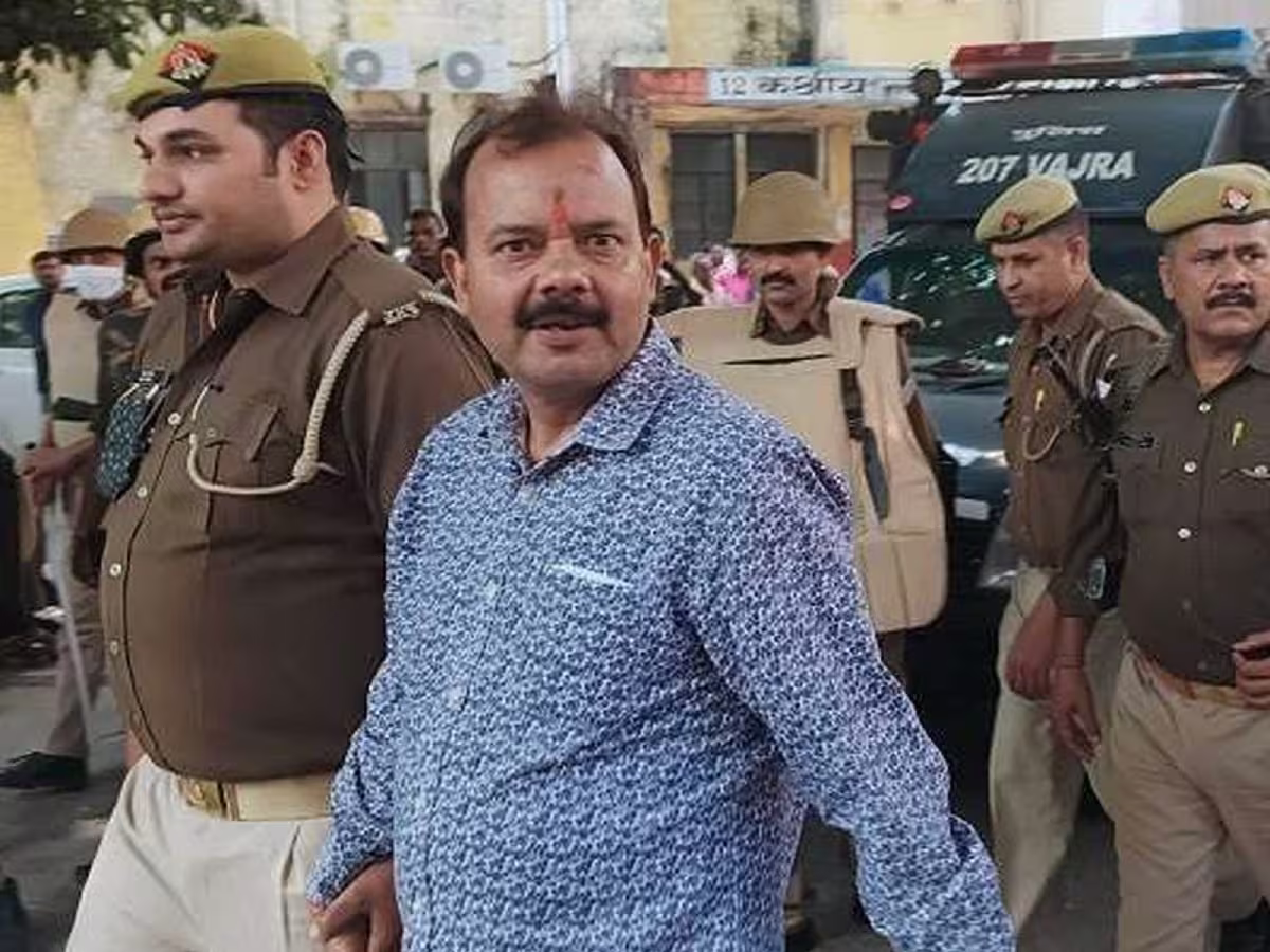 बाहुबली अनुपम दुबे को उम्रकैद, 27 साल पहले चलती ट्रेन में की थी इंस्पेक्टर राम निवास यादव की हत्या बाहुबली अनुपम दुबे को उम्रकैद, 27 साल पहले चलती ट्रेन में की थी इंस्पेक्टर राम निवास यादव की हत्या