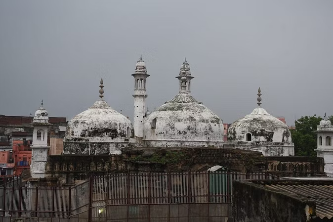 वाराणसी की जिला कोर्ट ने हिंदू पक्ष के हक में बड़ा फैसला दिया है. ज्ञानवापी के व्यास तहखाने में हिंदू पक्ष को पूजा करने का अधिकार दे दिया है. कोर्ट ने जिला प्रशासन को बैरिकेडिंग में 7 दिन के अंदर व्यवस्था कराने का आदेश दिया है. ये तहखाना मस्जिद के नीचे है.