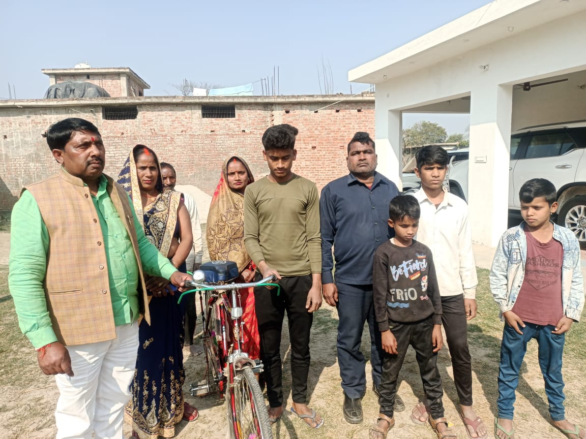 समाजसेवी सुरेश यादव ने मेधावी छात्र को दिया साइकिल