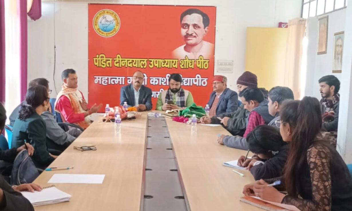 नर से नारायण की संकल्पना ही पंडित दीनदयाल जी का एकात्मक मानववाद रहा है नर से नारायण की संकल्पना ही पंडित दीनदयाल जी का एकात्मक मानववाद रहा है