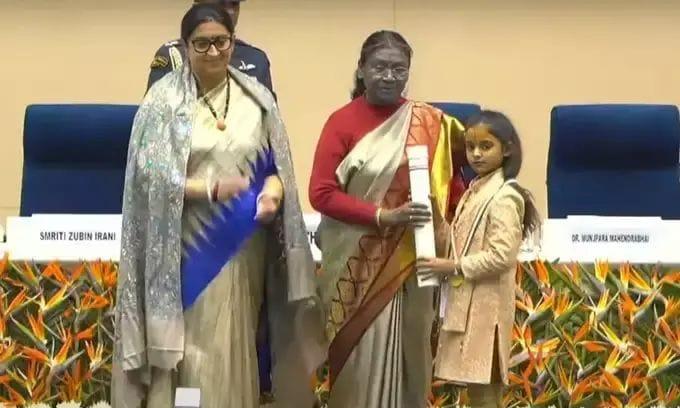 कुशीनगर की अनुष्का पाठक बन गई कथावाचक, राष्ट्रपति द्रौपदी मुर्मू असाधारण प्रतिभा के लिए किया था सम्मानित कुशीनगर की अनुष्का पाठक बन गई कथावाचक, राष्ट्रपति द्रौपदी मुर्मू असाधारण प्रतिभा के लिए किया था सम्मानित
