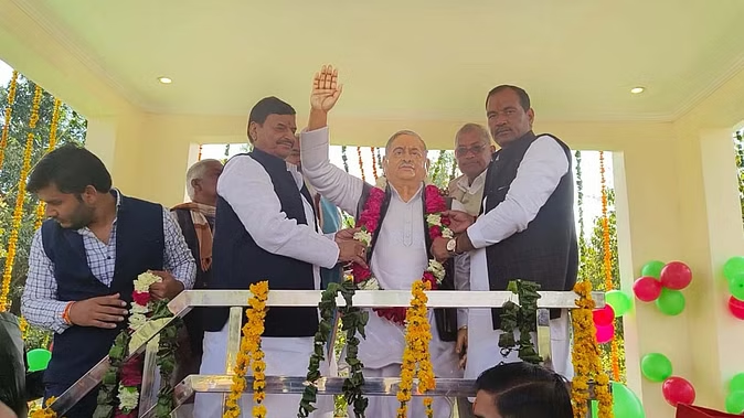 शिवपाल ने नेता जी की मूर्ति का किया अनावरण शिवपाल ने नेता जी की मूर्ति का किया अनावरण